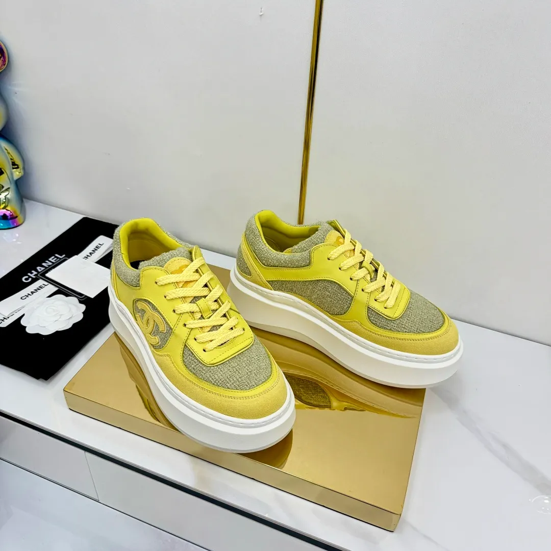 👟👟Ex-factory price 680👟👟 Upgraded version, upgraded version, upgraded version! No rebuttal accepted! ! ! ! Chanel Chanel panda shoes! 2025 counter's top casual sports shoes. This classic design; the upper is electro-embroidered with a variety of techniques; the outsole is fashionable and sporty; the unusual inclusion of a variety of color matching elements... The diversified mix and match is very good-looking and versatile, and can be used for leisure, fashion, sports, and outdoor... ꫛꫀꪝ Go➫ Materials: ❶Upper made of: original imported first-layer silk cowhide + original waterproof cloth + original first-layer cowhide ❷Inner lining: Original Yangli+Net ❸Outsole based on: Original TPU combination outsole Counter boutique packaging complete set for women 35–41 👉 👉 👉 👉 👉 👉 👉